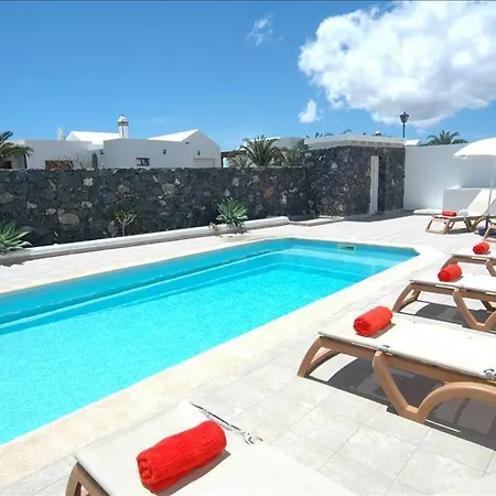 Villa In Sleeps 6 Includes Swimming Pool Air Con And Wifi *