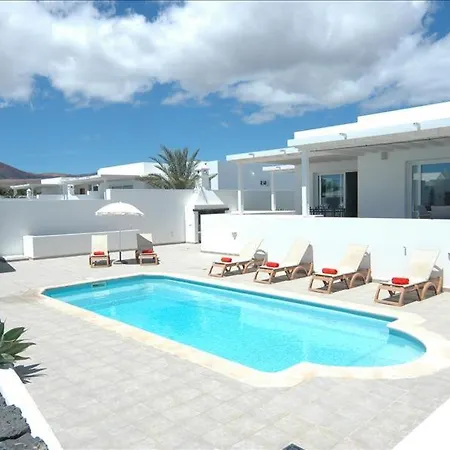 Villa In Sleeps 6 Includes Swimming Pool Air Con And Wifi