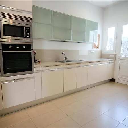 Villa In Sleeps 6 Includes Swimming Pool Air Con And Wifi *
